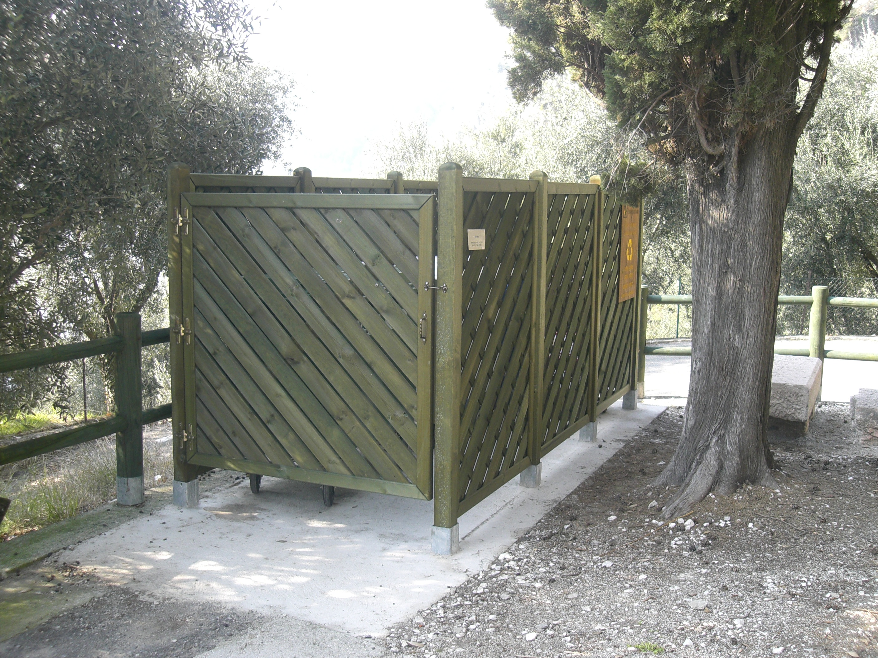 Isola ecologica in legno