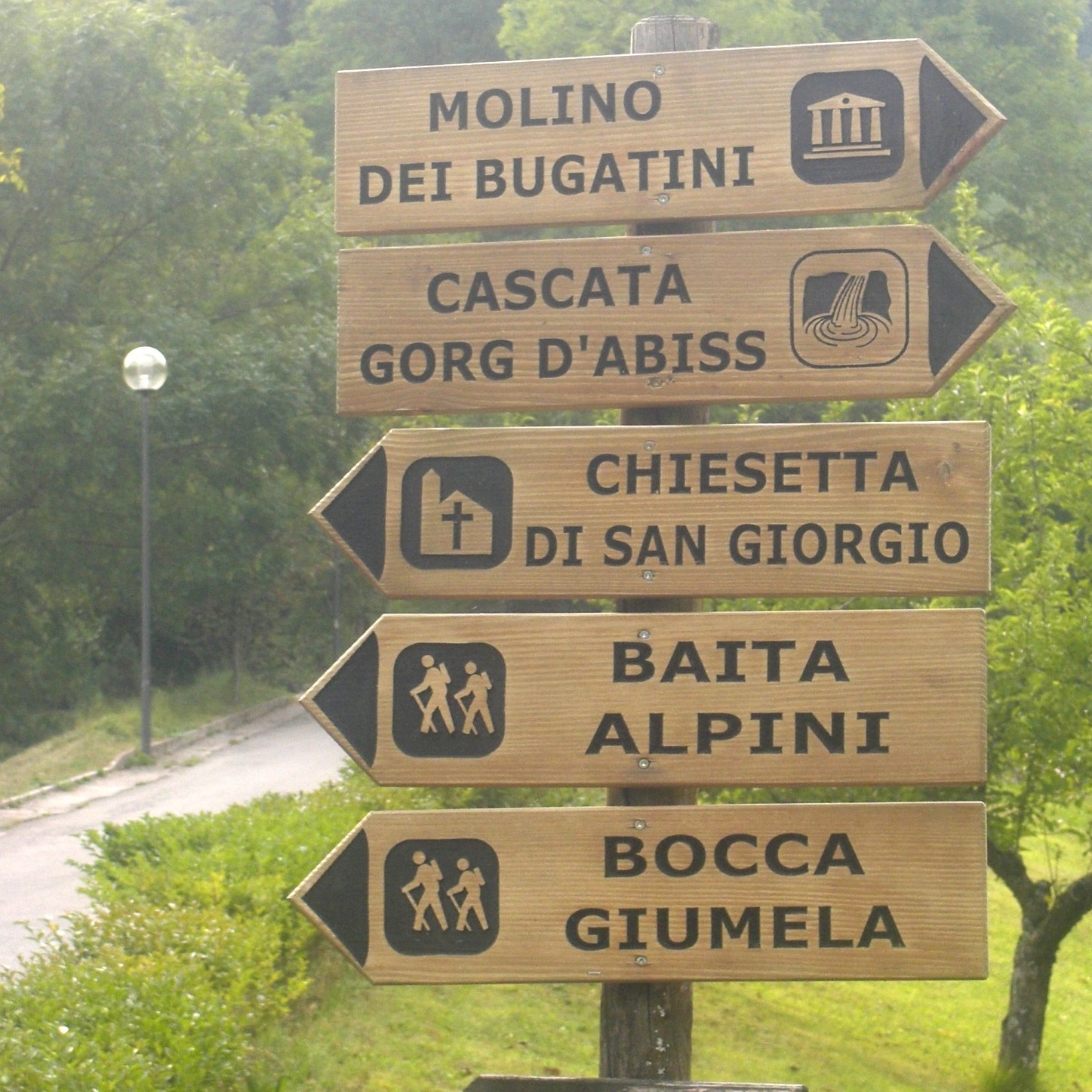 Tabella direzionale in legno